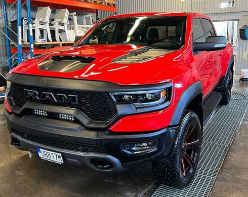 Röd RAM 1500 TRX Crew Cab stulen i Sundsvall